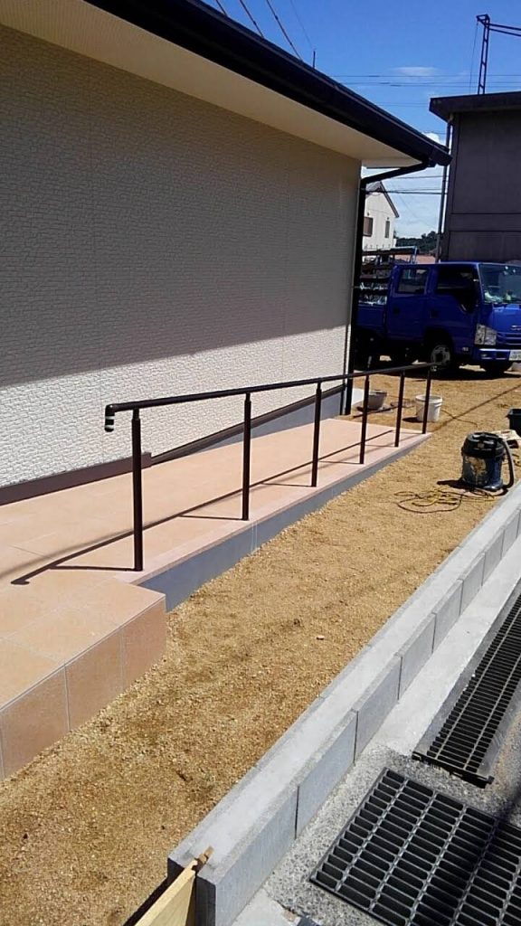 スロープに手すりを取付ました 窓 玄関リフォームなら髙嶋工業 笠岡 福山 井原 倉敷 スロープに手すりを取付ました 窓 玄関リフォームなら髙嶋工業 笠岡 福山 井原 倉敷
